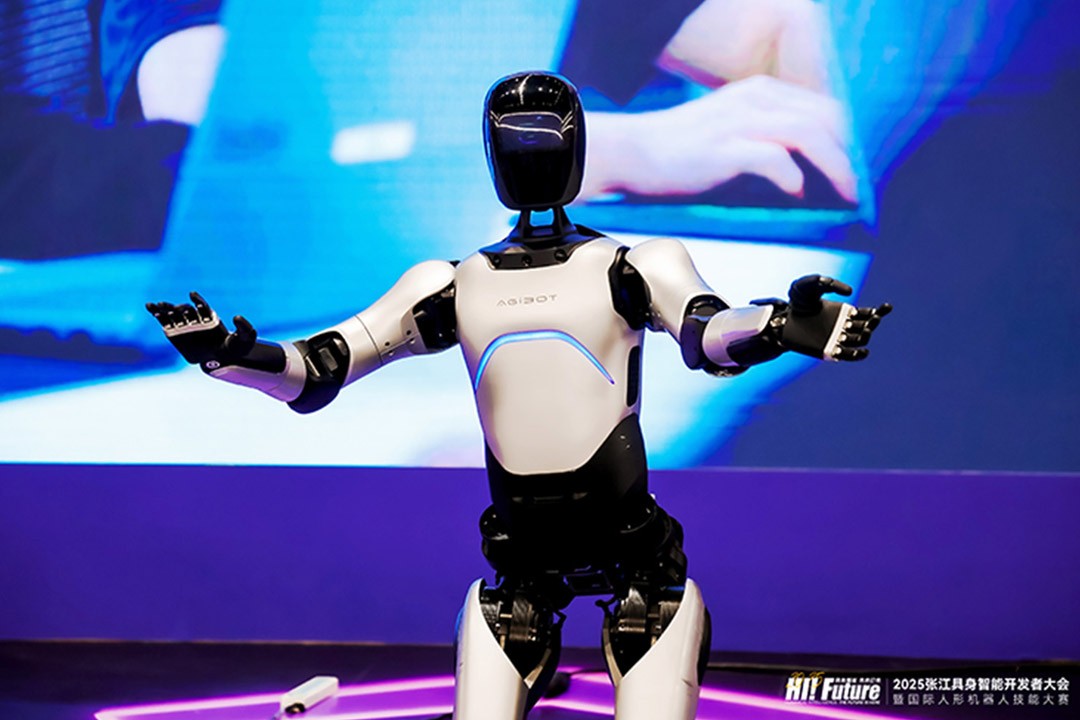 BG大游远征A2成全球首个同时拥有中美欧认证的人形机器...